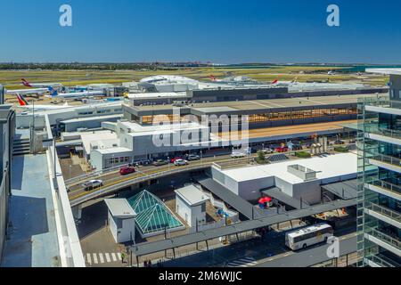 Sydney International Airport in Sydney, Australien, mit dem oberen Abflugterminal und dem Ankunftsterminal im Erdgeschoss im Vordergrund. Stockfoto