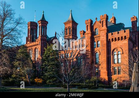 Aufnahmen am sonnigen Tag mit Blick auf das Schloss Smithsonian. Es beherbergt die Verwaltungsbüros und das Informationszentrum der Smithsonian Institution. Stockfoto