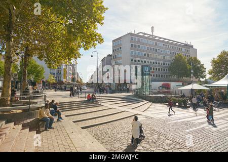 KÖLN, DEUTSCHLAND - CA. SEPTEMBER 2018: Tagsüber Blick auf Köln auf Straßenebene. Stockfoto