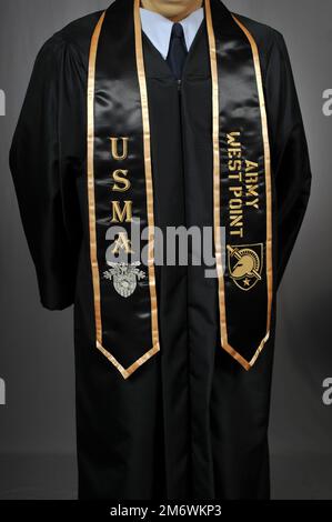 Absolventen von Oberschulen aus der Region Sioux City, Iowa, die in den Militärdienst gehen, werden in diesem Frühjahr bei den Feierlichkeiten zu Beginn des Militärabschlusses mit einem Stehlen des Militärabschlusses geehrt, der mit der speziellen Dienststelle des Absolventen geschmückt ist. Die Stoles, wie der West Point gestohlen wurde, wurden geschaffen, um Studenten zu ehren, die in eine der Militärakademien aufgenommen wurden, sich in eine aktive Dienstkomponente eingeloggt haben oder einer Komponente der Reserve oder Nationalgarde beigetreten sind. USA Air National Guard Foto Senior Master Sgt. Vincent De Groot Stockfoto