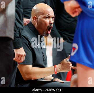 Houston, TX, USA. 5. Januar 2023. SMU-Cheftrainer Rob Lanier spricht am 5. Januar 2023 in Houston während eines NCAA-Männer-Basketballspiels zwischen den Houston Cougars und den Southern Methodist Mustangs mit seinem Team. Houston Won, 87-53, (Bild: © Scott Coleman/ZUMA Press Wire) Stockfoto