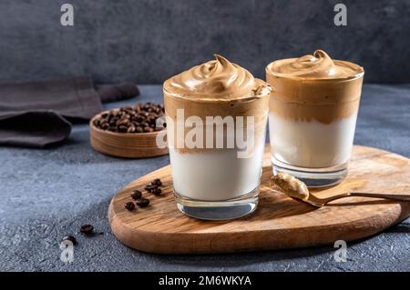 Dalgona Kaffee, gefrorenes, flauschiges, cremiges trendiges Getränk mit Kaffeeschaum und Milch. Stockfoto