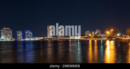 Panoramafoto von Miami bei Nacht. Bayside Marketplace Miami Downtown hinter MacArthur Causeway vom Venetian Causeway. Stockfoto