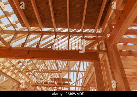 Der Rahmen für das neue Haus wird gerade gebaut. Stockfoto