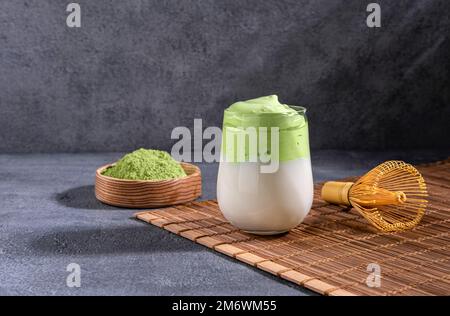 Matcha-Tee. Latte mit grünem Eistee im Glas. Grüner Tee Dalgona, ausgepeitschter Grean Tee mit Milch. Gesundes veganisches Getränk, aus der Nähe Stockfoto