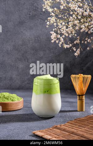 Matcha-Tee. Latte mit grünem Eistee im Glas. Grüner Tee Dalgona, ausgepeitschter Grean Tee mit Milch. Gesundes veganisches Getränk, aus der Nähe Stockfoto