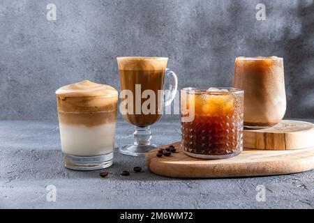 Espresso Tonic, kaltes Getränk mit Espresso und Tonic im Glas. Eiskaffee in einem großen Glas mit Sahne und Kaffeebohnen. Stockfoto