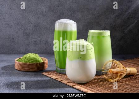 Matcha-Tee. Latte mit grünem Eistee im Glas. Grüner Tee Dalgona, ausgepeitschter Grean Tee mit Milch. Gesundes veganisches Getränk, aus der Nähe Stockfoto