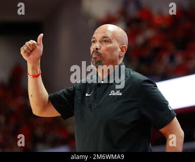 Houston, TX, USA. 5. Januar 2023. SMU Cheftrainer Rob Lanier bei einem NCAA Männer Basketballspiel zwischen den Houston Cougars und den Southern Methodist Mustangs am 5. Januar 2023 in Houston. Houston Won, 87-53, (Bild: © Scott Coleman/ZUMA Press Wire) Stockfoto