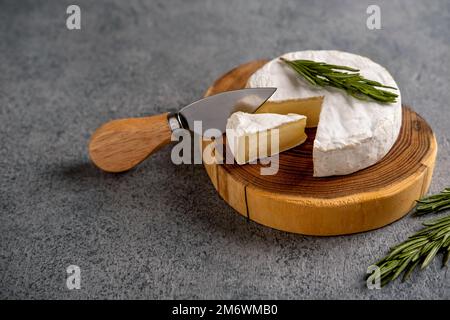 Brie-Käse. Camembert-Käse. Brie-Käse oder Camembert-Käse auf einem Holzbrett. Stockfoto