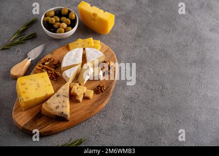 Gemischter Käse mit Nüssen, Oliven und Rosmarin. Stockfoto