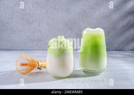 Matcha-Tee. Latte mit grünem Eistee im Glas. Grüner Tee Dalgona, ausgepeitschter Grean Tee mit Milch. Gesundes veganisches Getränk, aus der Nähe Stockfoto