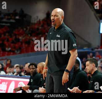 Houston, TX, USA. 5. Januar 2023. SMU Cheftrainer Rob Lanier bei einem NCAA Männer Basketballspiel zwischen den Houston Cougars und den Southern Methodist Mustangs am 5. Januar 2023 in Houston. Houston Won, 87-53, (Bild: © Scott Coleman/ZUMA Press Wire) Stockfoto