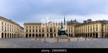 Panoramablick auf den Place Royal in der Innenstadt von Reims mit der Statue von Louis XV in römischer Kleidung Stockfoto