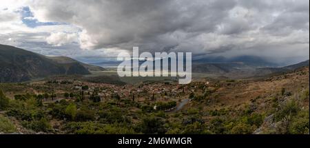 Panoramablick auf das Dorf Chrisso und den Crissaean Gulf in Zentralgriechenland Stockfoto