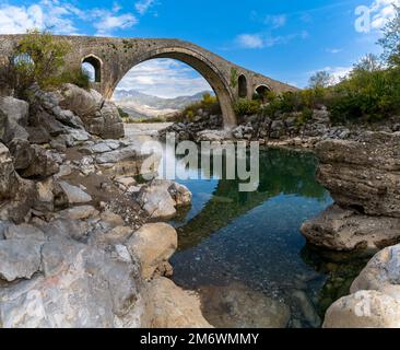 Blick auf die osmanische Mesi-Brücke in der Nähe von Shkoder im Nordwesten Albaniens Stockfoto