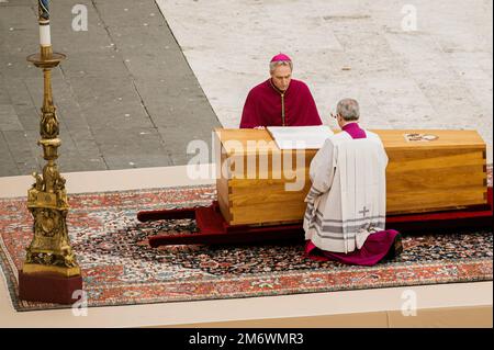 Rom, Italien. 05. Januar 2023. Kardinäle in der Nähe des Sarges gesehen. Papst Franziskus Beerdigungszeremonie für seinen Vorgänger, Papst Benedikt XVI. (Joseph Ratzinger), der 2013 von seinem Amt zurücktrat und den Titel Emeritus erhielt, ein innovativer Titel, der noch am Leben ist, während ein neuer Papst (Franziskus) im Vatikan regiert. Auf dem Platz versammelten sich Tausende von Menschen sowie eine italienische und eine deutsche institutionelle Vertretung, um Benedikt XVI. Zu ehren Kredit: SOPA Images Limited/Alamy Live News Stockfoto