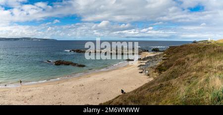 Blick auf St. Ives Bay in Cornwall und kleiner Strand nahe Gwithian mit dem Godrevy Lighthouse im Hintergrund Stockfoto