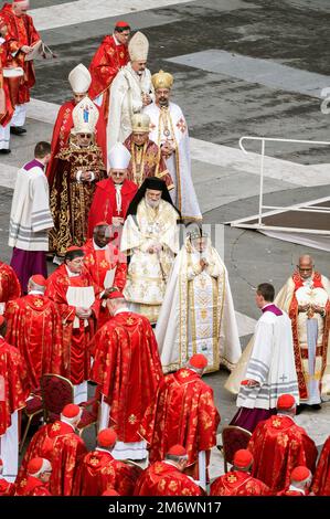 Rom, Italien. 05. Januar 2023. Kardinäle und religiöse Autoritäten kamen am Platz an. Papst Franziskus Beerdigungszeremonie für seinen Vorgänger, Papst Benedikt XVI. (Joseph Ratzinger), der 2013 von seinem Amt zurücktrat und den Titel Emeritus erhielt, ein innovativer Titel, der noch am Leben ist, während ein neuer Papst (Franziskus) im Vatikan regiert. Auf dem Platz versammelten sich Tausende von Menschen sowie eine italienische und eine deutsche institutionelle Vertretung, um Benedikt XVI. Zu ehren Kredit: SOPA Images Limited/Alamy Live News Stockfoto