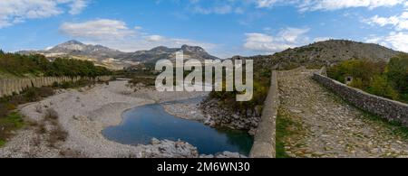 Panoramablick auf die osmanische Mesi-Brücke bei Shkoder im Nordwesten Albaniens Stockfoto
