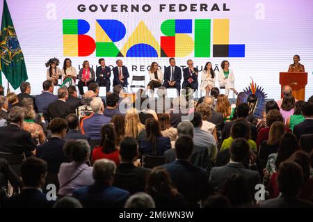 Brasilia, Brasilien. 04. Januar 2023. Politische Positionen nehmen an der Amtseinführung der neuen brasilianischen Ministerin für Umwelt und Klimawandel, Maria Osmarina da Silva Vaz de Lima, Teil. Amtseinführung von Maria Osmarina da Silva Vaz de Lima, Ministerin für Umwelt und Klimawandel der neuen brasilianischen Regierung von Lula (Luiz Inácio Lula da Silva) in Brasilia. Die Zeremonie fand im Regierungspalast „Palácio do Planalto“ statt. Kredit: SOPA Images Limited/Alamy Live News Stockfoto