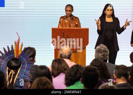 Brasilia, Brasilien. 04. Januar 2023. Marina Silva hält während ihrer Amtszeit als Ministerin für Umwelt und Klimawandel eine Rede vor der Öffentlichkeit. Amtseinführung von Maria Osmarina da Silva Vaz de Lima, Ministerin für Umwelt und Klimawandel der neuen brasilianischen Regierung von Lula (Luiz Inácio Lula da Silva) in Brasilia. Die Zeremonie fand im Regierungspalast „Palácio do Planalto“ statt. Kredit: SOPA Images Limited/Alamy Live News Stockfoto