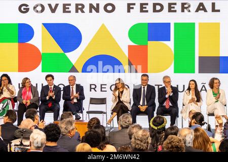 Brasilia, Brasilien. 04. Januar 2023. Politische Positionen nehmen an der Amtseinführung der neuen brasilianischen Ministerin für Umwelt und Klimawandel, Maria Osmarina da Silva Vaz de Lima, Teil. Amtseinführung von Maria Osmarina da Silva Vaz de Lima, Ministerin für Umwelt und Klimawandel der neuen brasilianischen Regierung von Lula (Luiz Inácio Lula da Silva) in Brasilia. Die Zeremonie fand im Regierungspalast „Palácio do Planalto“ statt. Kredit: SOPA Images Limited/Alamy Live News Stockfoto