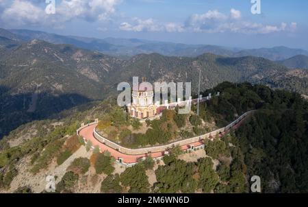 Drohnenantenne von Throni des Panagia Kykkou Tempels Wahrzeichen in Zypern Europa. Stockfoto