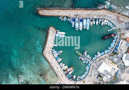 Luftaufnahme von Booten und Yachten, die in einer Marina festgemacht sind. Drohnenansicht von oben. Ayia Napa Zypern Stockfoto