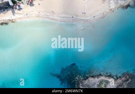 Drone Luftaufnahme des Feigenbaums Sandstrand Bucht im Winter. Idyllisches Resort, Sommerurlaub Küste. Stockfoto