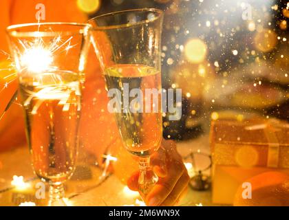 Sekt in einem Glas Champagner - transparentes Glas mit Wein und Spritzer. Neujahr, Feststimmung, Feier. Weihnachten Stockfoto