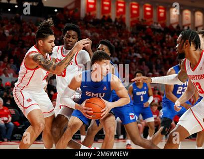 Houston, TX, USA. 5. Januar 2023. SMU Forward Samuell Williamson (11) erobert am 5. Januar 2023 in Houston bei einem NCAA-Männer-Basketballspiel zwischen den Houston Cougars und den Southern Methodist Mustangs eine Rebound. Houston Won, 87-53, (Bild: © Scott Coleman/ZUMA Press Wire) Stockfoto