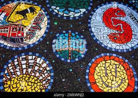 Kreisförmige Mosaiken auf Dauerausstellung in Stevesto, British Columbia, Kanada Stockfoto