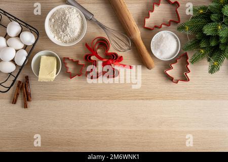 Zutaten für die Zubereitung von Lebkuchenteig. Keksformen. Weihnachtskekse aus traditionellen Lebkeksen machen Stockfoto