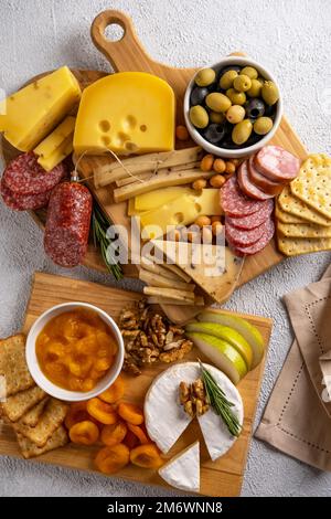 Verschiedene Käsesorten und Aufschnitt. Draufsicht auf weißem Hintergrund. Gemischter Käse mit Nüssen, Cracker, Oliven, Sala Stockfoto