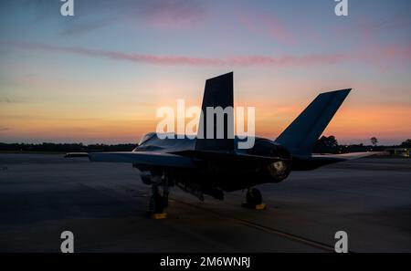 Ein F-35A Lightning II, der dem 419. Kampfflügel, Hill Air Force Base, Utah, zugewiesen wurde, sitzt auf der Startbahn, während die Sonne aufgeht, während der Training Sentry Savannah am 6. Mai 2022 im Air Dominance Center in Savannah, Georgia. Sentry Savannah ist eine gemeinsame, integrierte Übung von Kampfflugzeugen der vierten und fünften Generation, die die Luftkampfbereitschaft der Air Force für den morgigen Kampf demonstrieren soll. Stockfoto