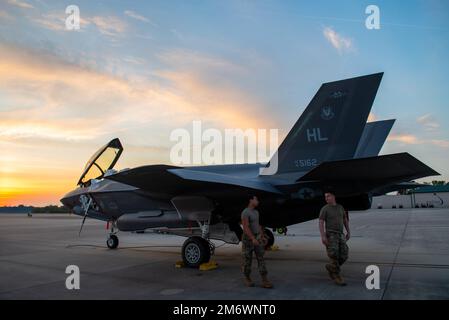 Betreuer, die dem 419. Fighter Wing, Hill Air Force Base, Utah, zugeteilt wurden, führen am 6. Mai 2022 im Air Dominance Center in Savannah, Georgia, eine frühmorgendliche Überprüfung eines F-35A Lightning II durch. Übungen wie Sentry Savannah trainieren und testen nicht nur die Fähigkeiten von Kampfflugzeugen, sondern sie bieten auch wichtige Erfahrung und Ausbildung für die Instandhaltung von Flugzeugen bei der schnellen Beschäftigung und Bergung von Flugzeugen. Stockfoto