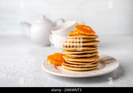 Leckere Pfannkuchen mit Tangerinen zum Frühstück aus nächster Nähe auf hellem Hintergrund. Speicherplatz kopieren. Stockfoto