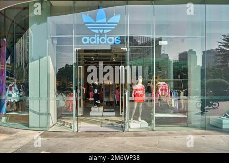 SHENZHEN, CHINA - CIRCA NOVEMBER 2019: Eintritt zum Adidas Store in Shenzhen. Stockfoto