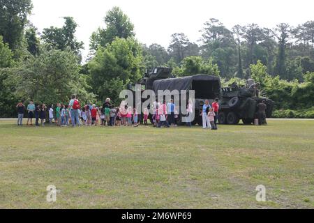 Schüler der Johnson Primary School nehmen an einem Karrieretag zu Ehren des Military Appreciation Day Teil, der von der Schule und mehreren Einheiten der Einrichtung der Johnson Primary School im Marine Corps Base Camp Lejeune, 6. Mai 2022, ausgerichtet wird. Freiwillige vom Combat Logistics Battalion 2, 8. Engineer Support Battalion und der Provost Marshal Office brachten den Schülern durch Fahrzeugtouren und Waffendemonstrationen verschiedene Aspekte ihrer jeweiligen Karriere im Marinekorps bei. Stockfoto