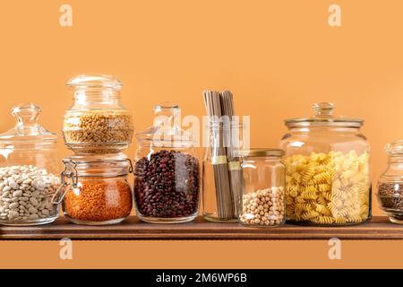 Verschiedene Hülsenfrüchte in Glasgefäßen: Kichererbsen, Pasta, Bohnen, Erbsen, Linsen. Keine Abfalllagerung, plastikfrei. Stockfoto