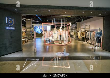 SHENZHEN, CHINA - CIRCA NOVEMBER 2019: Eintritt zum 1WOR Store in Shenzhen. Stockfoto