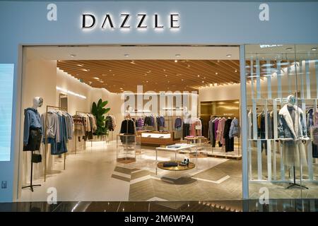 SHENZHEN, CHINA - CIRCA NOVEMBER 2019: Glitzerndes Schild über dem Ladeneingang in Shenzhen. Stockfoto