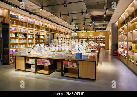 SHENZHEN, CHINA - CIRCA NOVEMBER 2019: Innenaufnahme des Buchladens in Shenzhen. Stockfoto