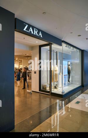 SHENZHEN, CHINA - CIRCA NOVEMBER 2019: Eintritt zum Zara Store in Shenzhen. Stockfoto