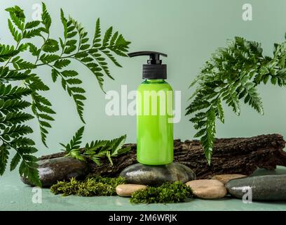 Flasche mit Dispenser auf dem Podium und pastellfarbenem Hintergrund. Kosmetisches Behältermodell mit Platzierung für Text. Natürliche Hautpflege-BEA Stockfoto