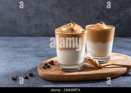 Dalgona Kaffee, gefrorenes, flauschiges, cremiges trendiges Getränk mit Kaffeeschaum und Milch. Stockfoto