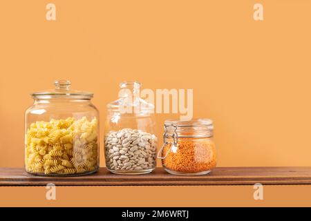 Verschiedene Hülsenfrüchte in Glasgefäßen: Kichererbsen, Pasta, Bohnen, Erbsen, Linsen. Keine Abfalllagerung, plastikfrei. Stockfoto