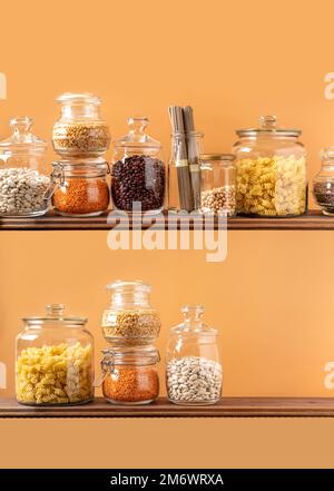 Verschiedene Hülsenfrüchte in Glasgefäßen: Kichererbsen, Pasta, Bohnen, Erbsen, Linsen. Keine Abfalllagerung, plastikfrei. Stockfoto