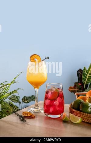 Erdbeercocktail mit Eis und Tequila-Cocktail bei Sonnenaufgang auf einem Weidenkorb. Beliebte helle, erfrischende alkoholische Getränke. Stockfoto